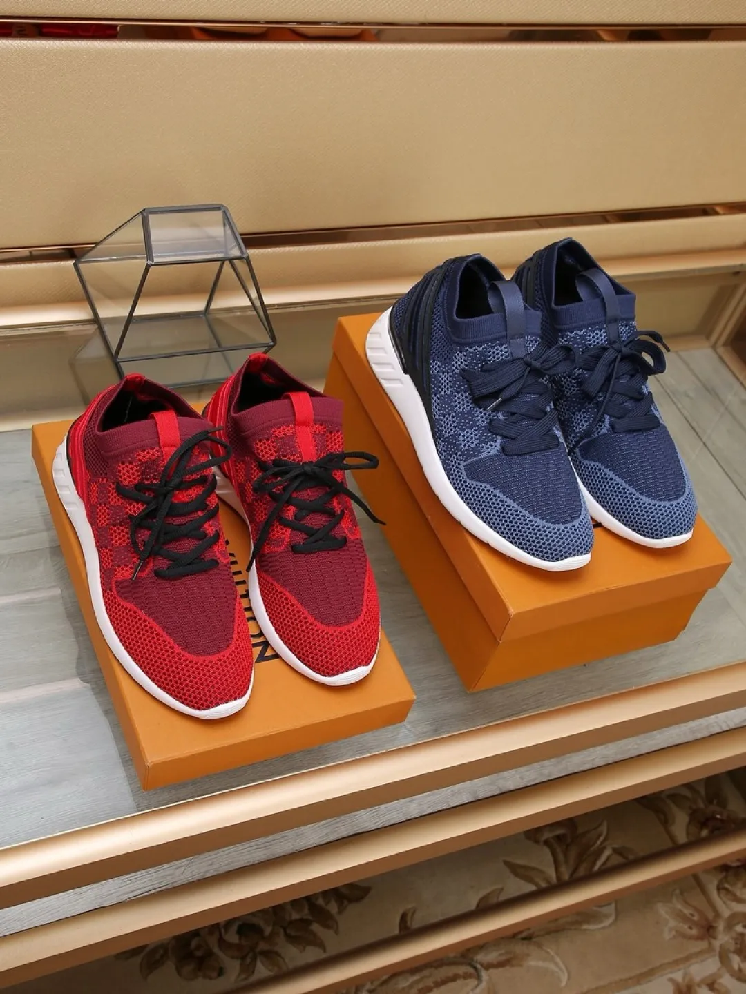 Men's shoes 💰P420💰"LOUI* VUITTO*" latest popular men's casual shoes ✔️This model is made of the original breathable fly woven fabric. The real thing is super shiny⚡️ Fashionable and versatile. The toe last shape is firm and full. The soles are LV original molds and can be put in and out at will. It is light and comfortable for the foot~Purely handmade, details determine the quality! Size:38-44